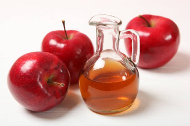 Elma ve elma sirkesi masada..