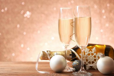 Noel şenliği arka planında şampanya kadehleriyle. Mesaj için yer. konsept tatil, yeni yıl, noel.
