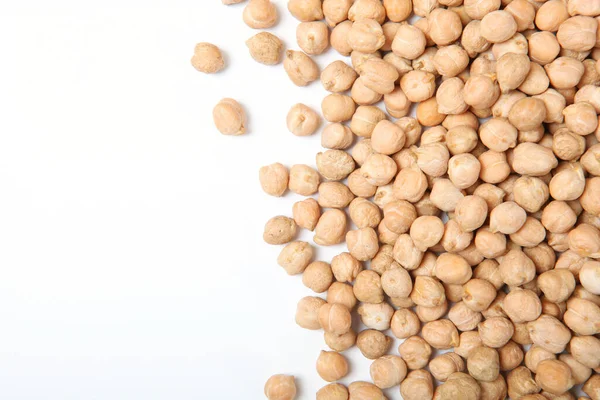 Çiğ bezelyeler beyazda izole edilmiş.
