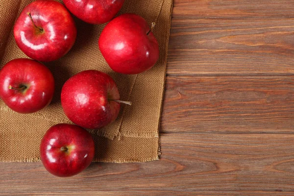 テーブルの上に熟した赤いりんご — ストック写真