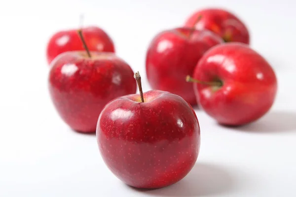 Dojrzałe Soczyste Czerwone Jabłka Stole — Zdjęcie stockowe