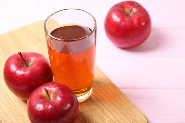 Apfelsaft Aus Roten Äpfeln Auf Dem Tisch — Stockfoto