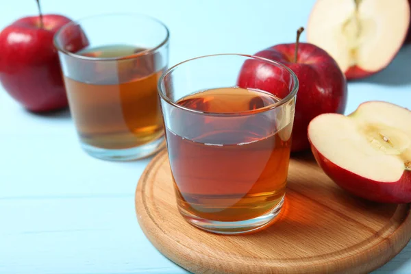 Apfelsaft Aus Roten Äpfeln Auf Dem Tisch — Stockfoto