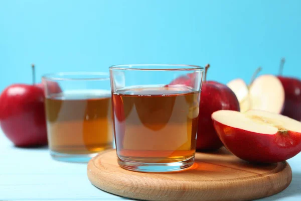 Apfelsaft Aus Roten Äpfeln Auf Dem Tisch — Stockfoto