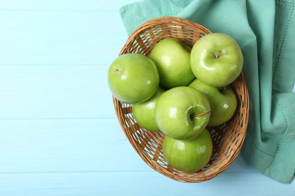Tahta Bir Masada Sulu Yeşil Elmalar — Stok fotoğraf