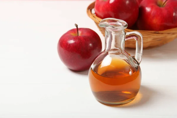 Äpfel Und Apfelessig Auf Dem Tisch — Stockfoto