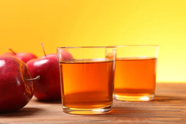 Apfelsaft Aus Roten Äpfeln Auf Dem Tisch — Stockfoto