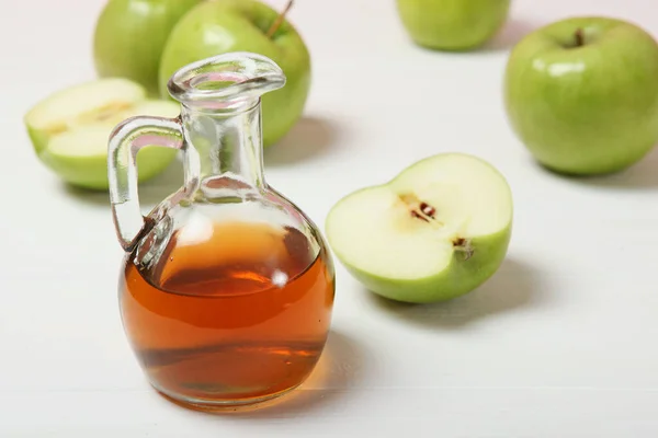 Äpfel Und Apfelessig Auf Dem Tisch — Stockfoto