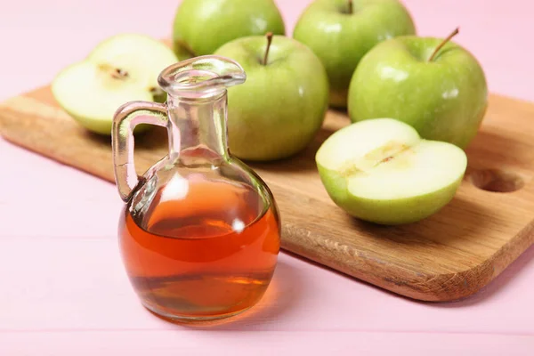 Äpfel Und Apfelessig Auf Dem Tisch — Stockfoto