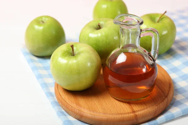 Äpfel Und Apfelessig Auf Dem Tisch — Stockfoto