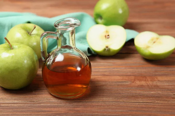 Äpfel Und Apfelessig Auf Dem Tisch — Stockfoto