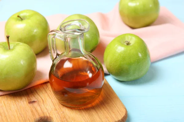 Äpfel Und Apfelessig Auf Dem Tisch — Stockfoto