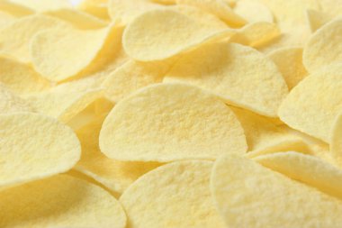 Patates cipsi beyazda izole edilmiş. Atıştırmalıklar