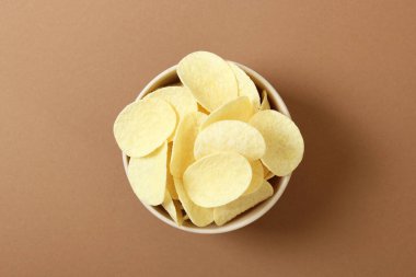 Patates cipsi masada. Atıştırmalıklar.