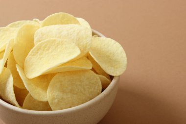 Patates cipsi masada. Atıştırmalıklar.