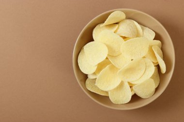 Patates cipsi masada. Atıştırmalıklar.