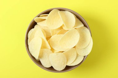 Patates cipsi masada. Atıştırmalıklar.