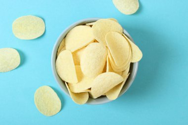 Patates cipsi masada. Atıştırmalıklar.