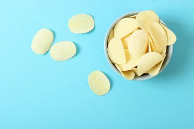 Patates cipsi masada. Atıştırmalıklar.