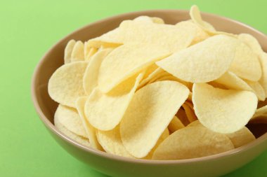 Patates cipsi masada. Atıştırmalıklar.