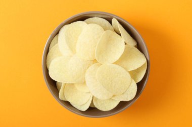 Patates cipsi masada. Atıştırmalıklar.