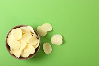 Patates cipsi masada. Atıştırmalıklar.