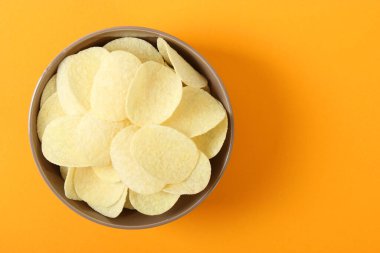 Patates cipsi masada. Atıştırmalıklar.