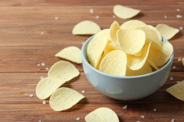 Patates cipsi masada. Atıştırmalıklar.