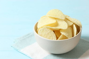 Patates cipsi masada. Atıştırmalıklar.