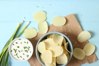 Patates cipsi ve sos masada..