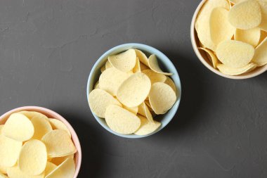 Patates cipsi masada. Atıştırmalıklar.