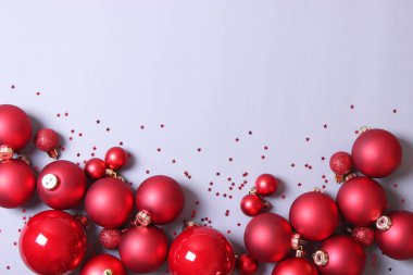 Beyaz arka planda bir sürü dekoratif Noel balosu, metin eklemek için en üst manzara.