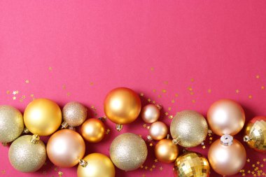 Beyaz arka planda bir sürü dekoratif Noel balosu, metin eklemek için en üst manzara.