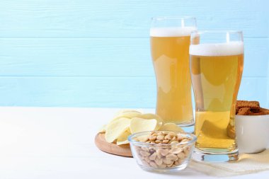Bira ve atıştırmalıklar masada. Bira atıştırmalıkları..