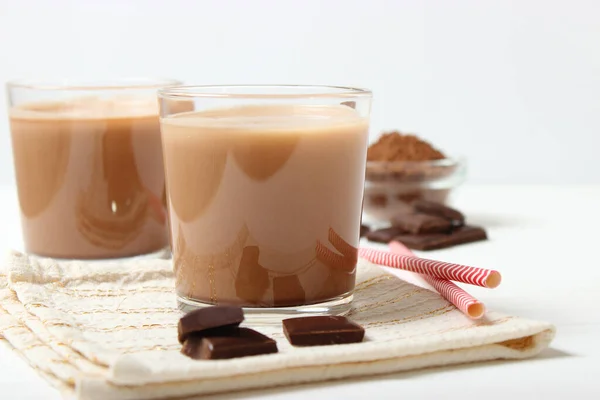 桌上的杯子里有巧克力牛奶 — 图库照片
