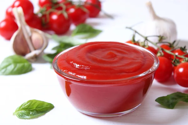 Ketchup Auf Der Tischplatte Tomatensauce Frische Tomaten — Stockfoto