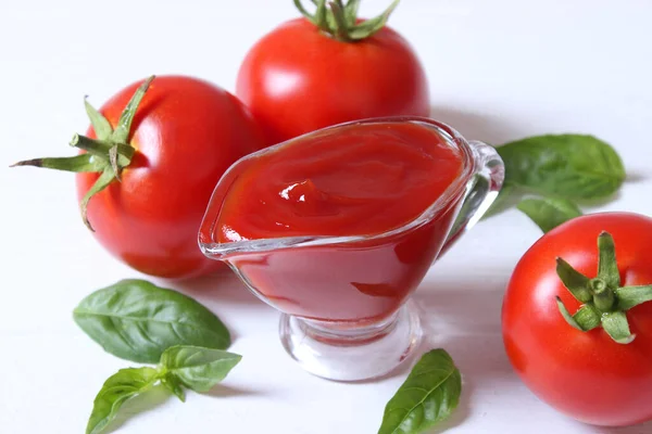 Ketchup Auf Der Tischplatte Tomatensauce Frische Tomaten — Stockfoto