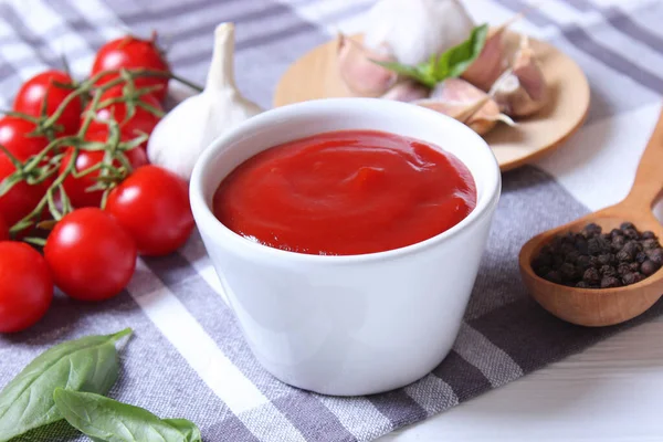 Ketchup Stole Widok Góry Sos Pomidorowy Świeże Pomidory — Zdjęcie stockowe