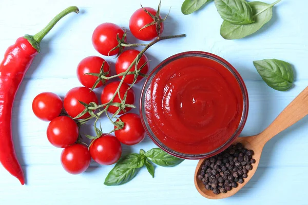 Ketchup Sul Tavolo Vista Dall Alto Salsa Pomodoro Pomodori Freschi — Foto Stock