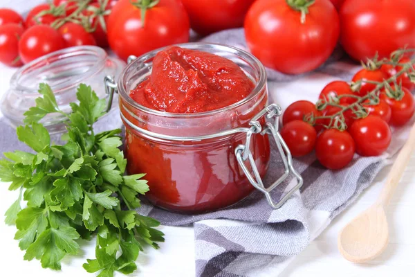 Pomodoro Concentrato Pomodoro Fresco Sul Tavolo — Foto Stock