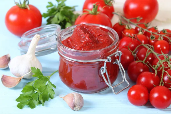 Pomodoro Concentrato Pomodoro Fresco Sul Tavolo — Foto Stock