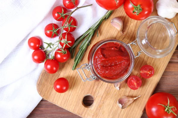 Tomatenmark Aus Frischen Tomaten Auf Dem Tisch — Stockfoto