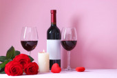 červené víno a růže na stole. Na Valentýna. Slavnostní večeře pro dva.