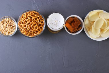 Bira ve atıştırmalıklar masada. Bira atıştırmalıkları..