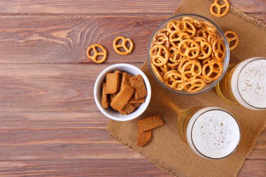 Bira ve atıştırmalıklar masada. Bira atıştırmalıkları..