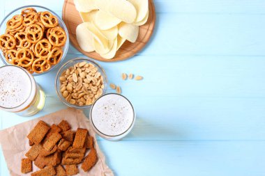 Bira ve atıştırmalıklar masada. Bira atıştırmalıkları..