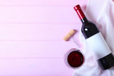 Masanın üstünde kırmızı şarap..