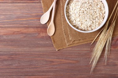 Çiğ yulaf ezmesi masada uzun süre pişer..