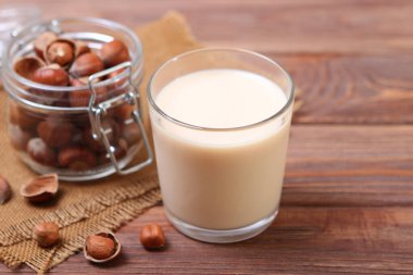 Masada fındık sütü var. Sebze sütü, vejetaryen sütü..