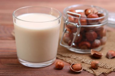 Masada fındık sütü var. Sebze sütü, vejetaryen sütü..